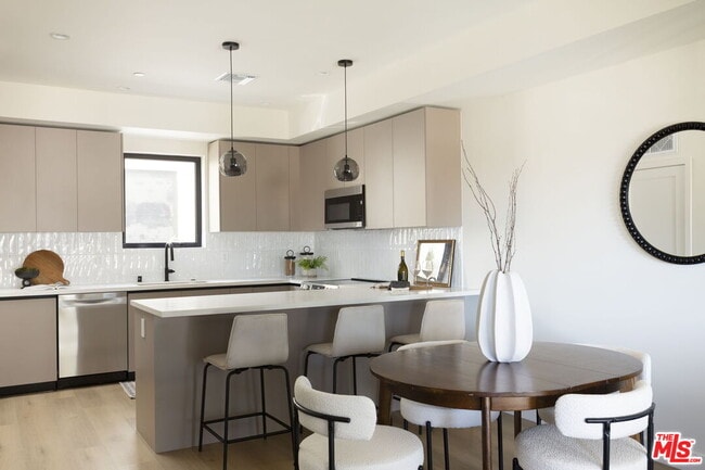 Building Photo - 515 N La Brea Ave