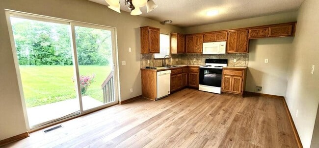 Building Photo - 1713 Briarwood Ln