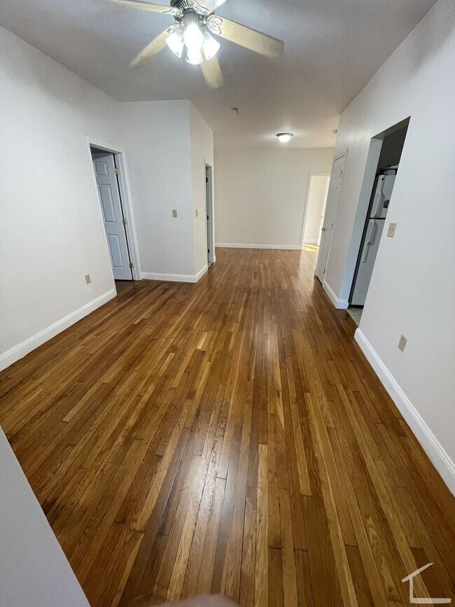 Foto del edificio - Very Spacious Brighton 4-bed, 2-bath with Heat/Hot Water Included