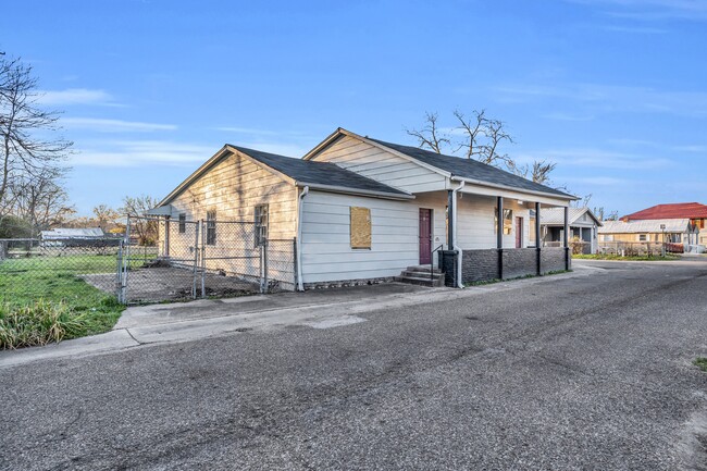 Building Photo - 523 18th St N