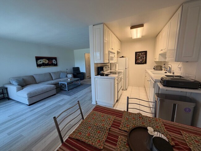 Foto del edificio - Bright Furnished 1BD in Prime Santa Monica Location w/ Private Balcony