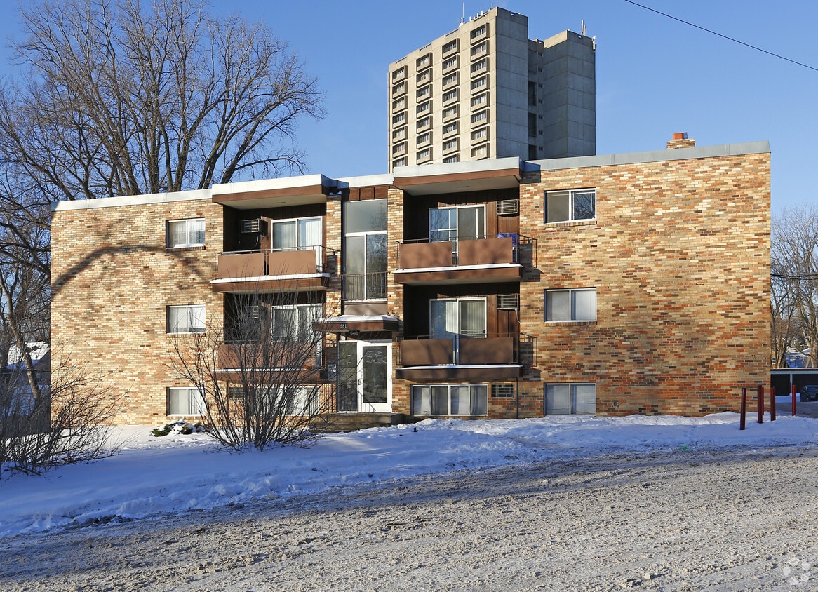 Building Photo - 981 St Albans St N