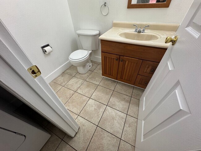 Building Photo - 2 bedroom 1.5 bathroom with large garage i...