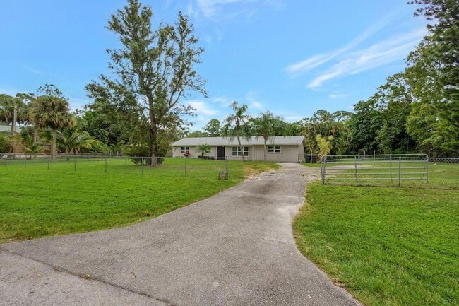 Building Photo - 9312 Pinion Dr