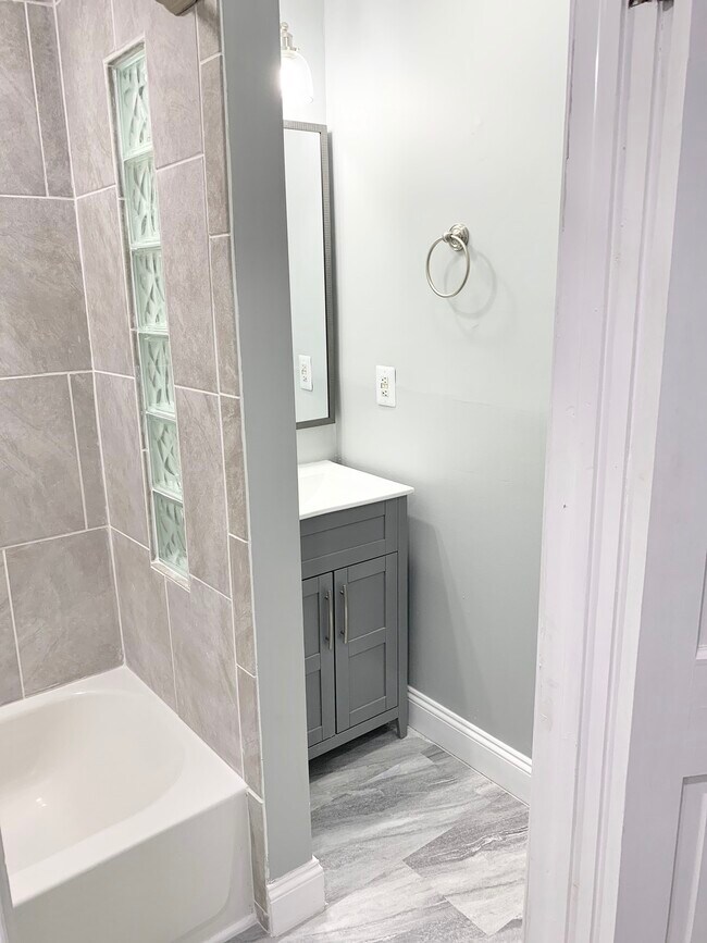 Building Photo - 823 Newington Avenue, Unit 2