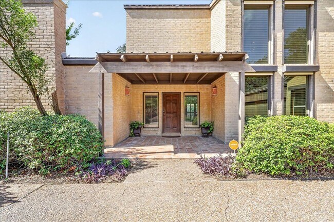 Building Photo - 5305 Greenbriar Dr