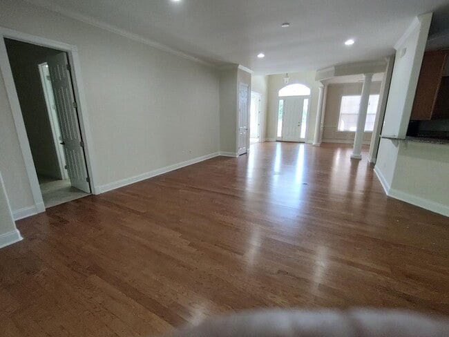Building Photo - 38 Glencairn Ave