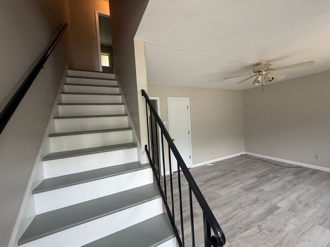Building Photo - 825 Kerns Ave SW