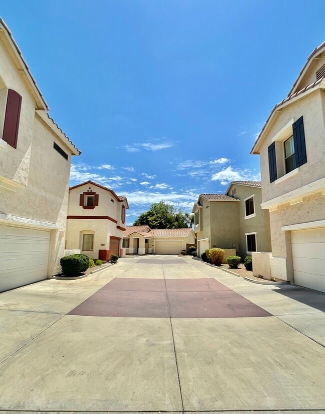 Building Photo - Terrific 3 Bedroom, 2.5 Bathroom home For ...
