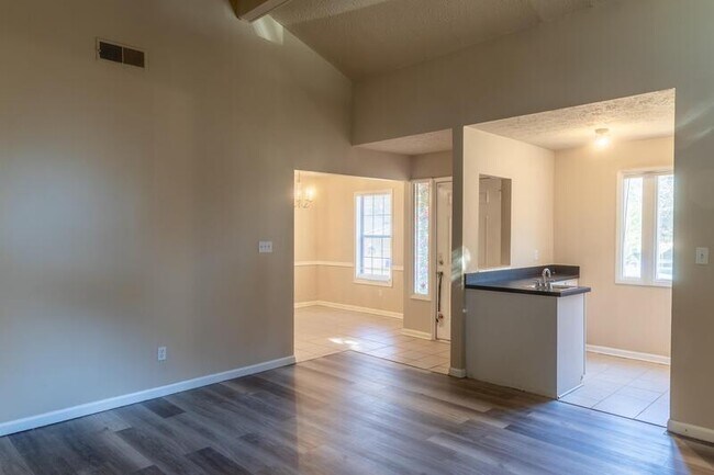 Foto del edificio - 2142 Valley Oaks Dr SE
