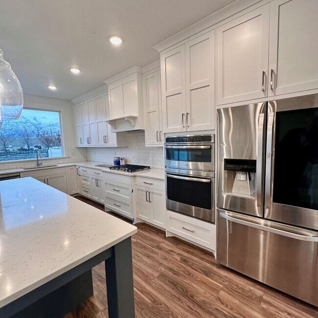 Building Photo - Beautiful townhome walking distance to eve...