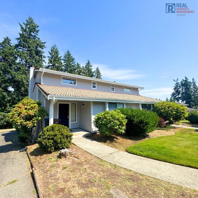 Building Photo - Updated 2 Bedroom 2 Bathroom Duplex in Fir...