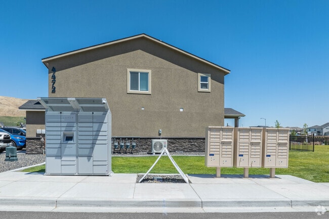 LuxurOne Package Service - West Vine Townhomes