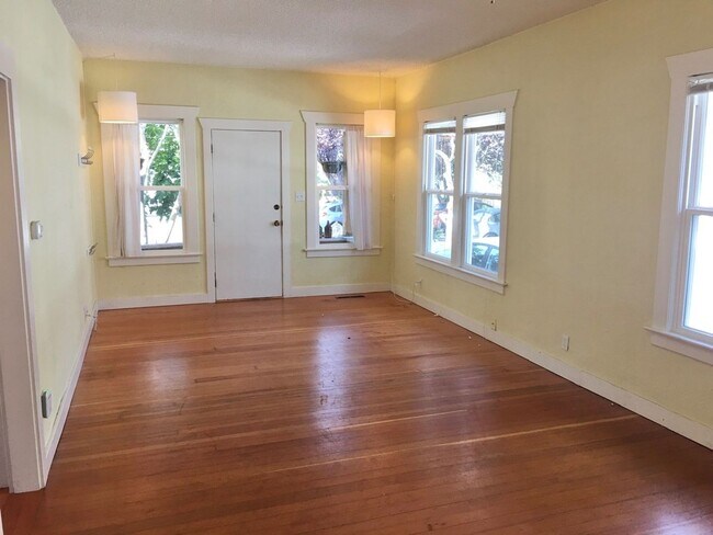 Building Photo - Lovely Craftsman with Large Backyard