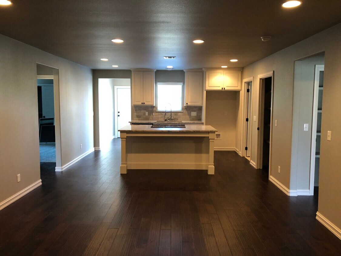 Foto principal - Brick Colonial - 3 Bedroom 2 Bath 1 Car Garage