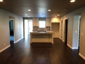 Building Photo - 327 E Will Rogers Blvd