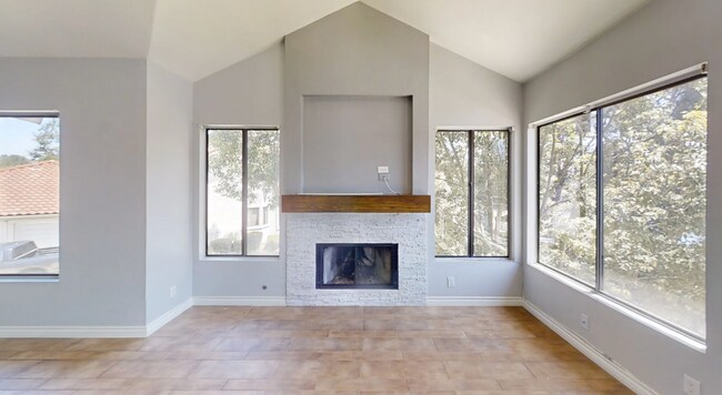 Building Photo - Adorable 2 bedroom/2 bathroom Condo with Gorgeous Lake Views!
