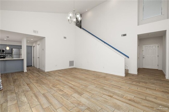 Building Photo - 113 W Tearose Ave