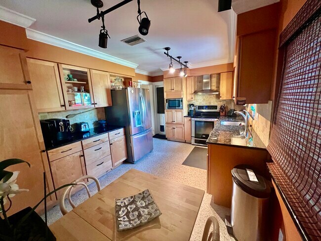 Foto del edificio - 1490 San Helen Dr