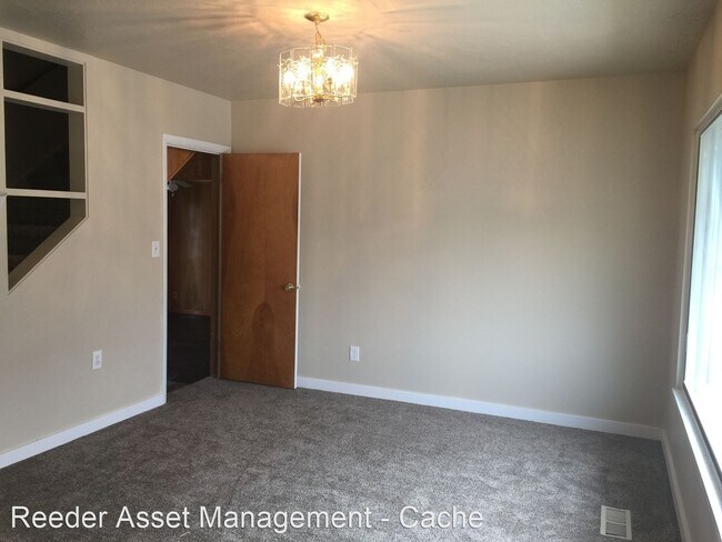 Foto del edificio - 5 br, 2 bath House - 3870 South Main Street