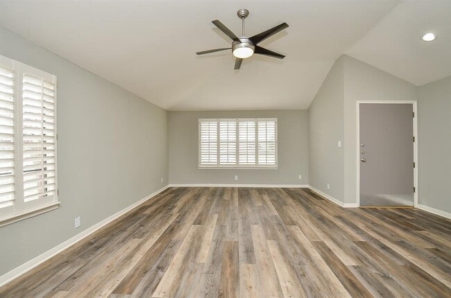 Building Photo - 2831 Pineleaf Dr