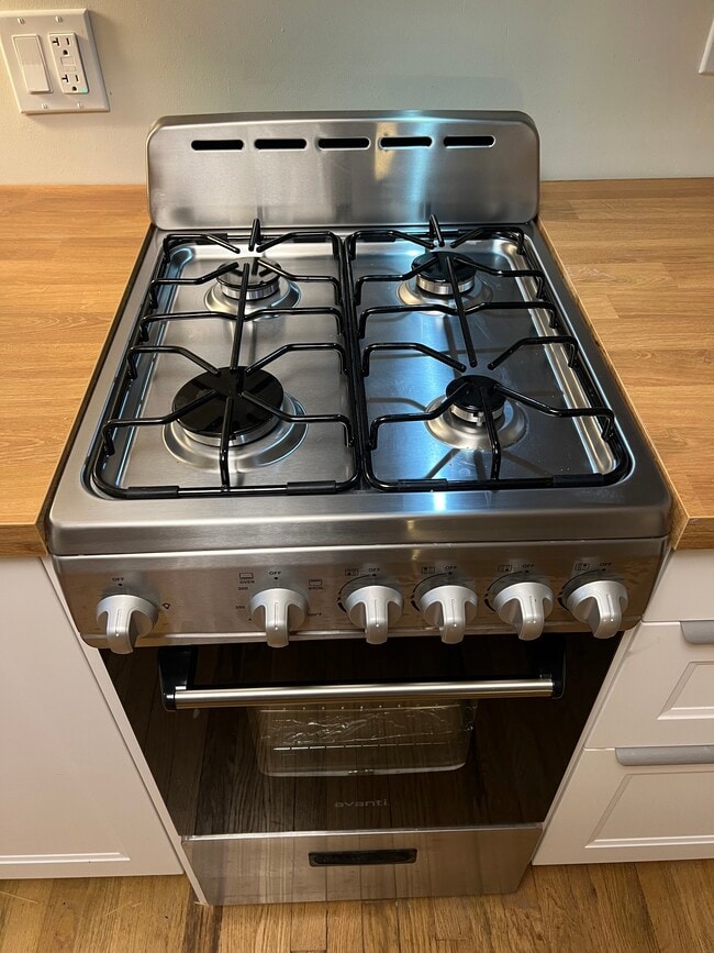 new ikea gas range/oven - 2446 W Thomas St