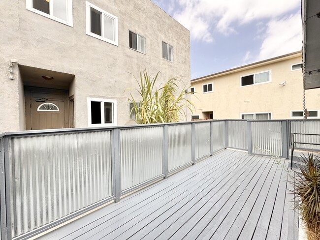 Building Photo - 4348 Lockwood Ave