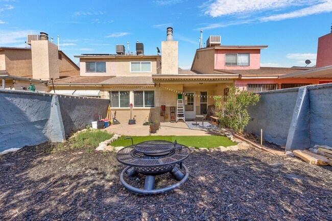 Foto del edificio - Spacious & Stylish Two-Story Duplex That T...