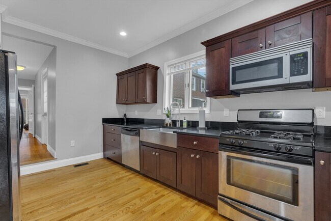 Foto del edificio - 681 E 8th St