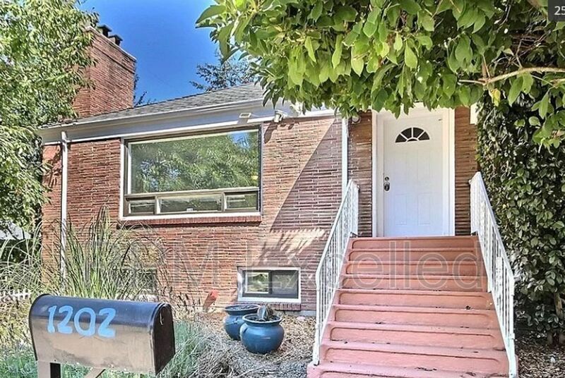 Primary Photo - 1202 S Cloverdale St