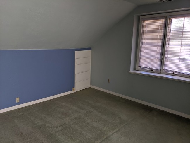 Building Photo - Beautiful Miracle Mile home!