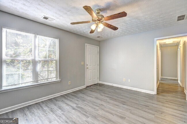 Foto del edificio - 10127 Flat Shoals Rd SW