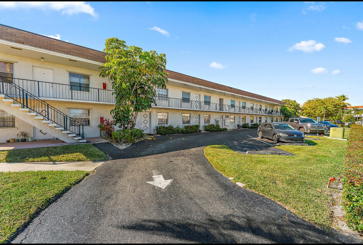 Building Photo - 227 Castlewood Dr