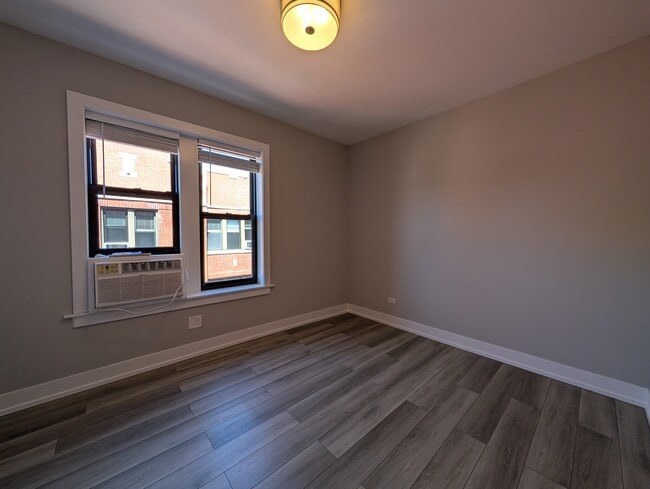 Building Photo - 3931 N Janssen Ave