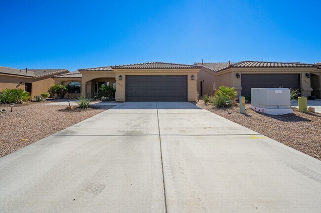 Building Photo - Exceptional 3-Bedroom Oasis with Golf Cour...