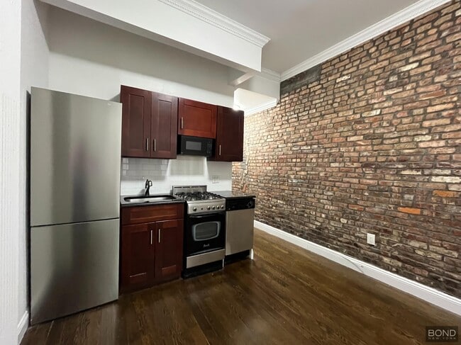 Building Photo - 307 Mott St