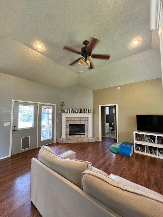 Building Photo - Available Soon 3 Bedroom 2 bath