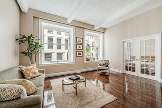 Building Photo - 204 Rue de l'Hôpital