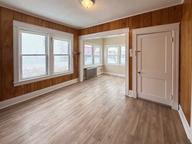Zona de comedor de la cocina - 121 Mount Washington St