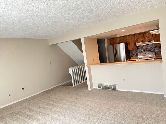 Building Photo - Two-story 2BD/1.5BA Lexington Village Town...