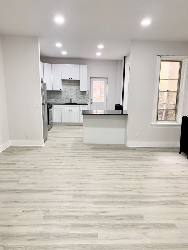 Building Photo - Fully Renovated 3-Bedroom Townhouse in Ogo...