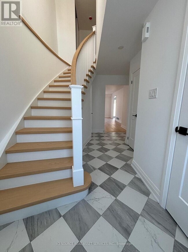 Building Photo - 851 Sweetwater Crescent