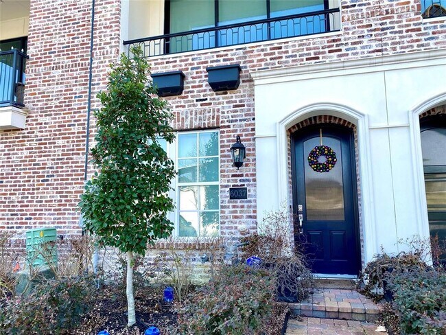 Foto del edificio - 6037 Matthew Oaks Pl