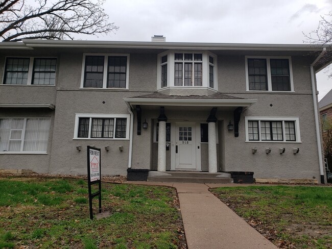 Building Photo - 918 E Locust St