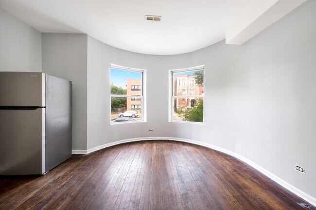 Building Photo - 4421 S Prairie Ave