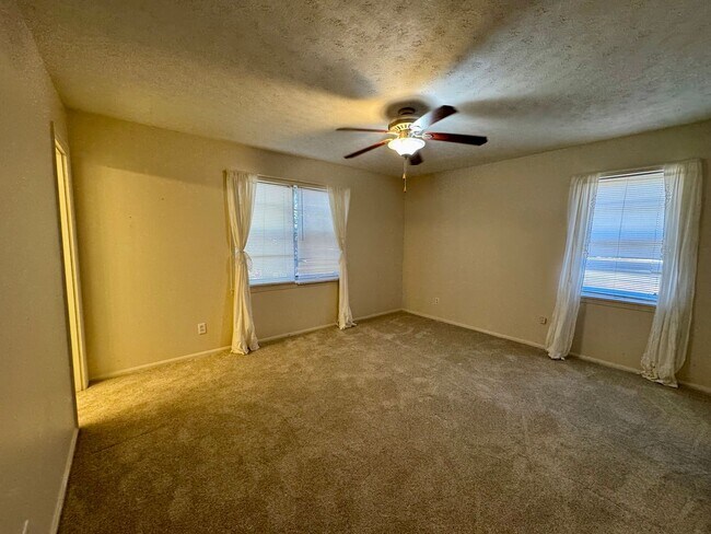 Building Photo - 3 BR 2BA zoned Eura Brown Elementary- Spacious home with large yard