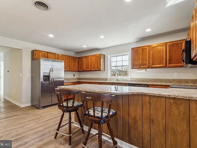Building Photo - "Charming 3-Bedroom Luray Retreat with Mod...