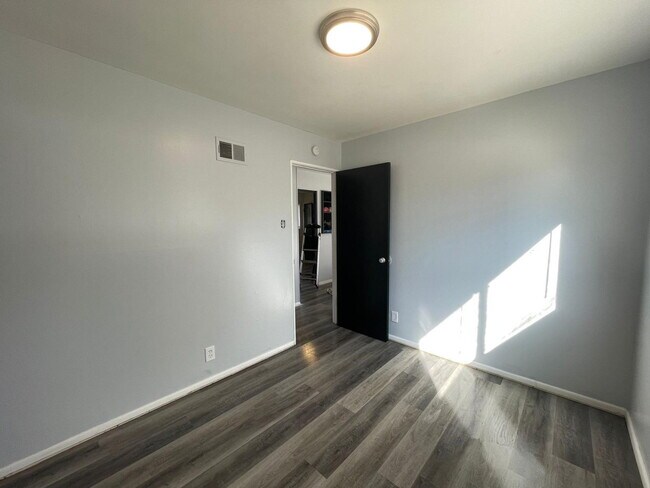 Foto del edificio - 3421 Elmhurst Dr