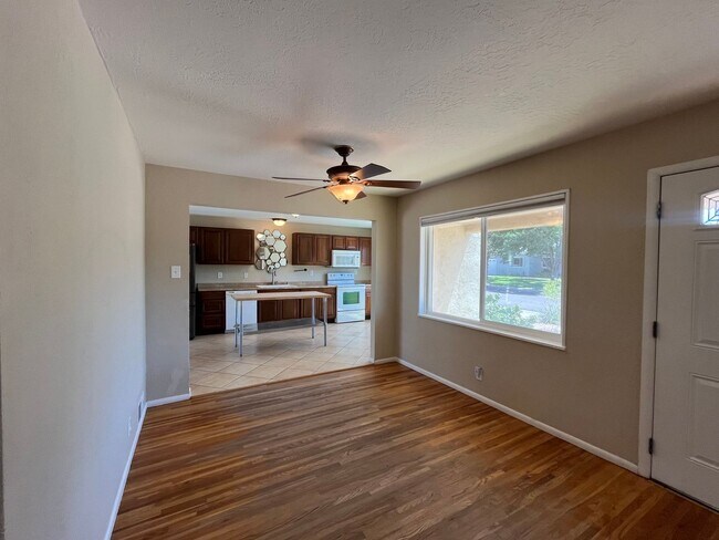 Foto del edificio - Charming 3 Bedroom 2 Bathroom Home In The NE!