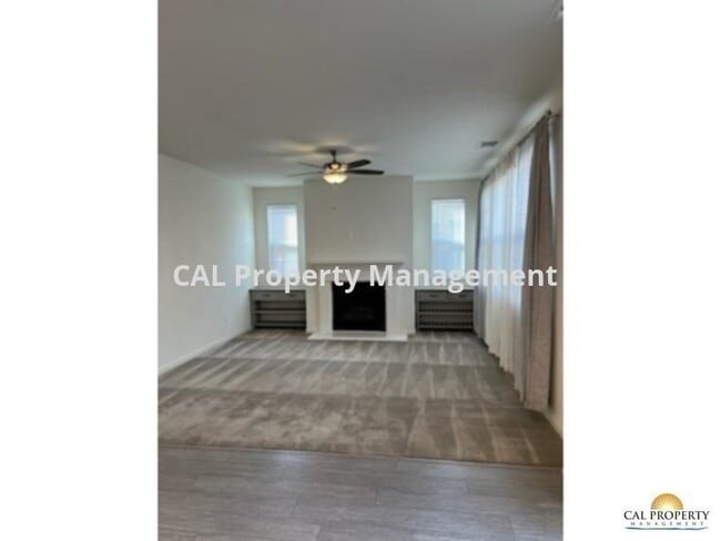 Building Photo - 4 Bedroom and 3 Bathroom house east of Sal...